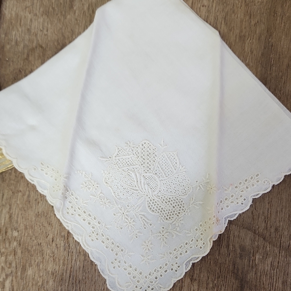 Vintage Handkerchief Set with Embroidered Designs - Picture 6 of 6